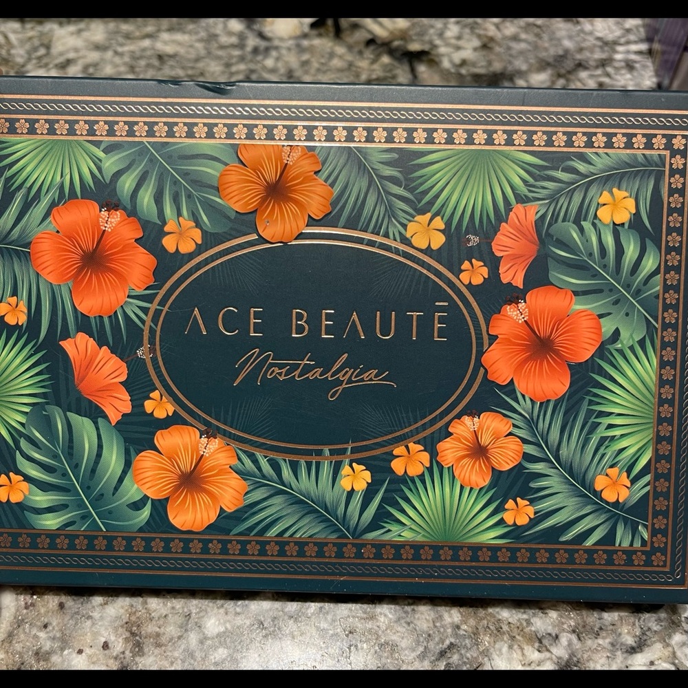Beautiful eyeshadow pallet-NEW